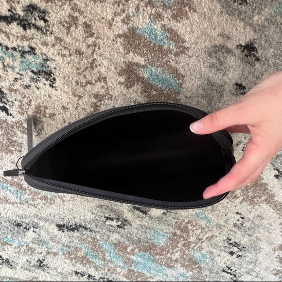 SKIMS NWT Neoprene Zip Make Up Case - Picture 3 of 4